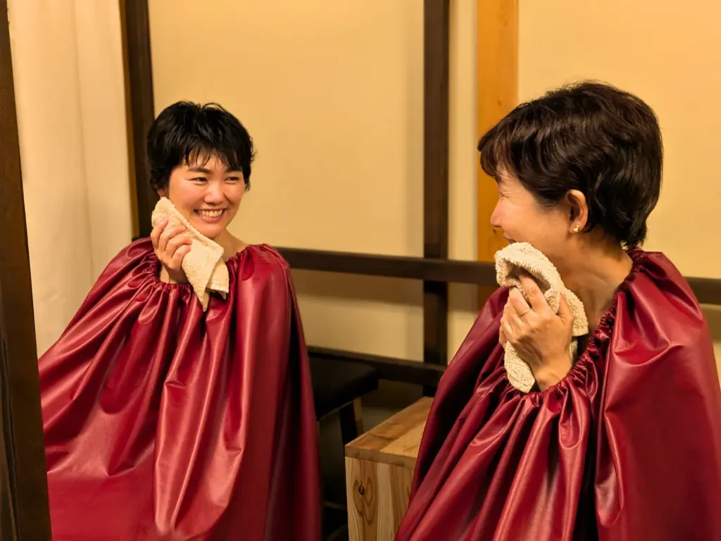 友人とよもぎ蒸しをしている女性